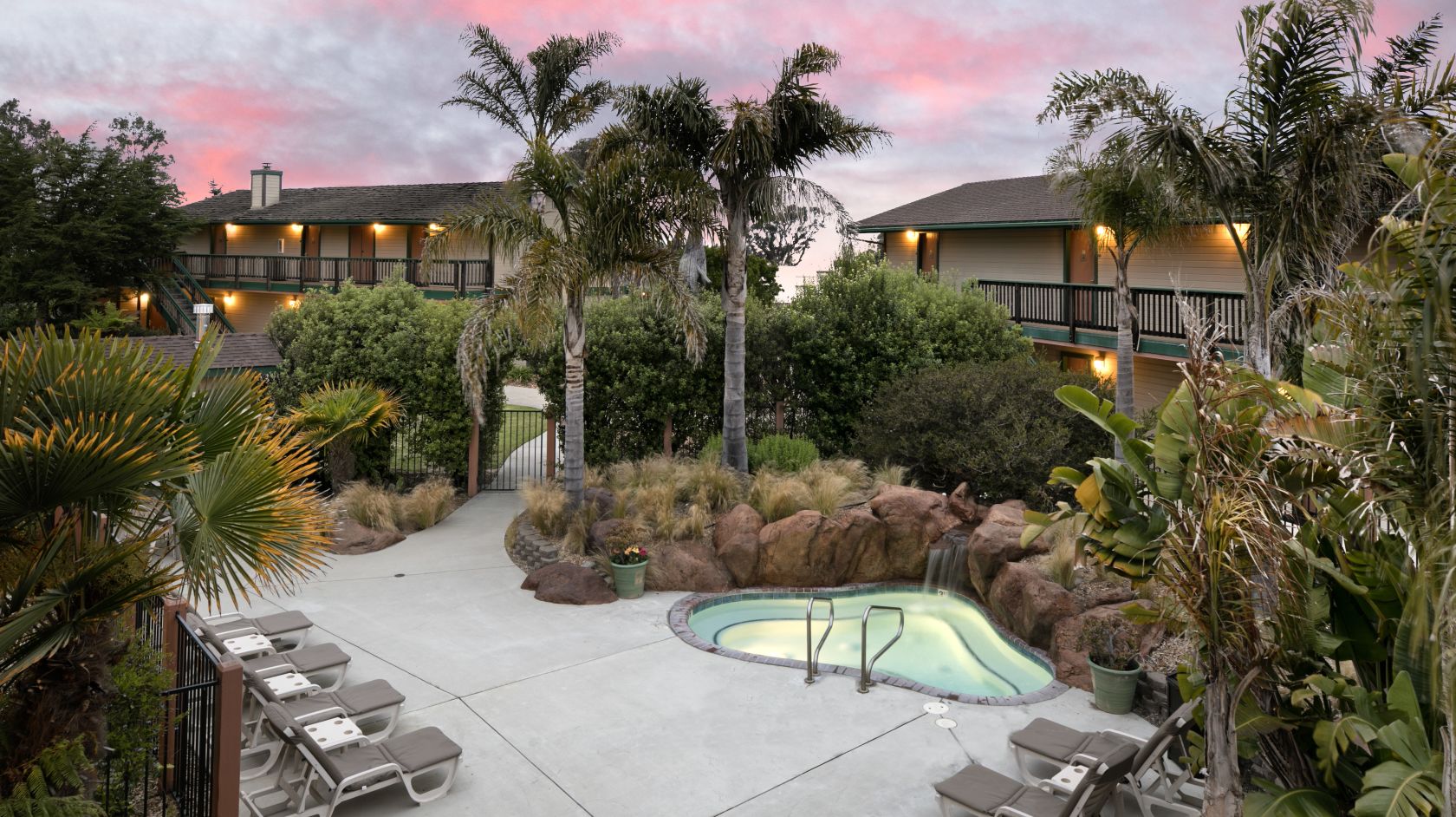 Secluded spa and jacuzzi during sunset at Sea Pines Golf Resort in Los Osos